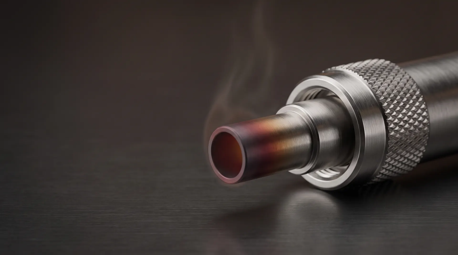 Ferrule eines SMA-905-Steckers mit Anlassfarben unter thermischer Last (Keyvisual)